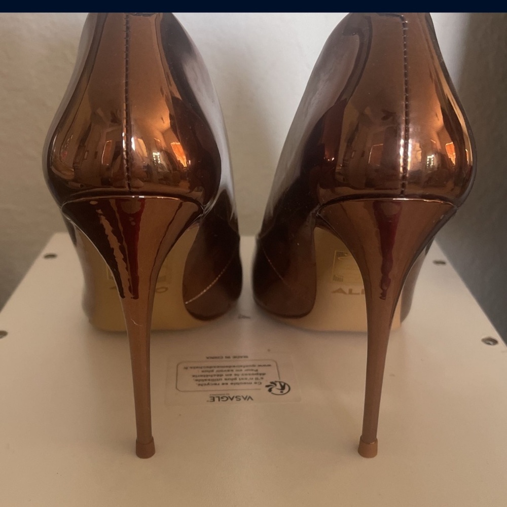 Heels/Pumps - Picture 3 of 6